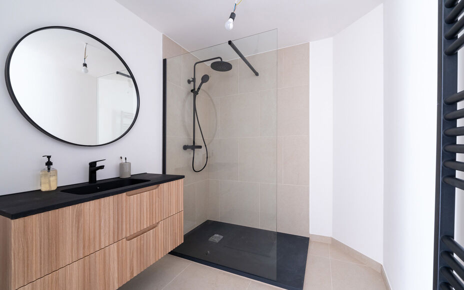 25% REEDS VERKOCHT! 

Leemans Immobiliën biedt u volgende nieuwbouwappartementen aan, gelegen op een uitstekende locatie in de gemeente Asse.

Door zijn centrale ligging is het woonproject vlot bereikbaar, zowel met de wagen als met het openbaar vervoer.