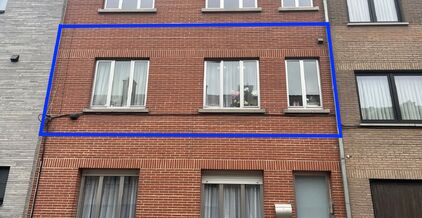 LEEMANS IMMOBILIËN propose à la location cet appartement d'une chambre entièrement rénové dans un endroit calme du centre de Zellik.

Il s'agit d'un appartement au premier étage d'un petit immeuble de trois unités.

Vous entrez dans l'appartement p