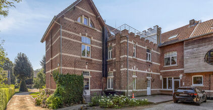 Leemans Immobili&euml;n vous propose &agrave; la location ce spacieux et charmant appartement duplex, id&eacute;alement situ&eacute; au c&oelig;ur de Dilbeek.Gr&acirc;ce &agrave; son emplacement privil&eacute;gi&eacute;, commerces, &eacute;coles, transports en commun, installations sportives et grands axes rou