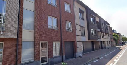 Leemans Immobili&euml;n vous propose cet appartement T3 (2 chambres) en plein c&oelig;ur de Merchtem. Gr&acirc;ce &agrave; son emplacement central, toutes les commodit&eacute;s (commerces, transports en commun, &eacute;coles et installations sportives) sont accessibles &agrave; pied. L'appart