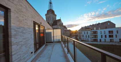 LEEMANS IMMOBILIËN biedt volgend nieuwbouwappartement te huur aan, gelegen op een toplocatie in het centrum van Asse / zijde Kerk. 

Op zoek naar een zéér gezellig appartement op wandelafstand van de Sint-Martinuskerk, de markt van Asse en de winkelstr
