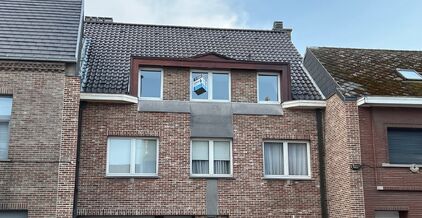 LEEMANS IMMOBILIËN biedt u dit drieslaapkamerappartement te huur aan in een klein residentieel appartementsgebouw van drie wooneenheden te Asse. 

Dit betreft een appartement met een netto bewoonbare oppervlakte van maar liefst +- 130m² in totaliteit.  