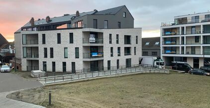 LEEMANS immobiliën biedt u dit Moderne nieuwbouwappartement aan. Te huur op TOPLOCATIE in centrum van Asse / zijde kerk.
Op zoek naar een zeer gezellig appartement op wandelafstand van de Kerk (50m), de markt (250m) met de gezellige cafés en restaurants