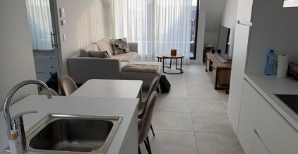 Dit prachtige nieuwbouwappartement is gelegen in het centrum van Asse, op een uiterst rustige locatie en toch vlak bij alle voorzieningen. Winkels, openbaar vervoer, scholen, sportinfrastructuur en belangrijke invalswegen bevinden zich op wandelafstand.
H