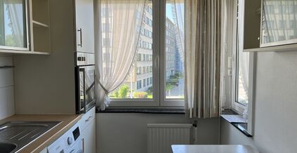 LEEMANS IMMOBILIËN biedt u dit tweeslaapkamer appartement te huur aan op een zéér gunstige locatie op de grens van de gemeente Groot-Bijgaarden met Zellik, op wandelafstand van alle voorzieningen. 

Dit betreft een tweeslaapkamer appartement op de twee