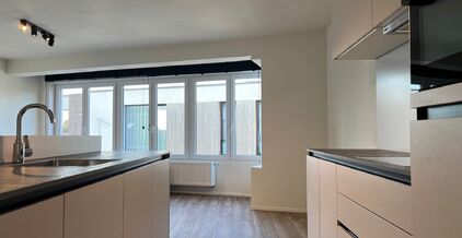 LEEMANS IMMOBILIËN biedt U volgend instapklaar tweeslaapkamer-appartement te huur aan, gelegen op toplocatie in de gemeente Liedekerke.  

Op zoek naar een zéér goed onderhouden en tevens recent gerenoveerd appartement, dewelke onmiddelijk beschikbaar 