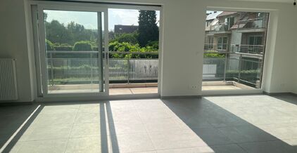 Dit nieuwbouw appartement gelegen in het centrum van Opwijk biedt alle comfort om te wonen op een unieke locatie in het groen. 

Bij binnenkomst begeeft u zich doorheen de ruime inkomhal, via een kwaliteitsvolle afgewerkte glazen deur richting de woonkame