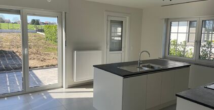 Leemans Immobili&euml;n stelt u deze volledig gerenoveerde woning voor, gelegen op een gegeerde en centrale locatie in Asse.
Dankzij de uitstekende ligging bevinden winkels, scholen, sportfaciliteiten, openbaar vervoer en tal van fiets- en wandelroutes zich i