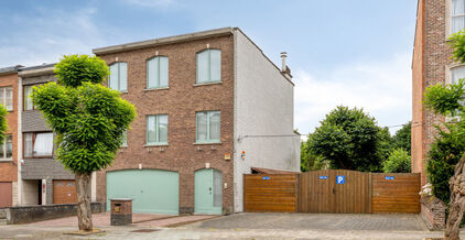 Leemans Immobili&euml;n biedt u deze ruime bel-etagewoning te huur aan in Zellik.Deze instapklare woning geniet van een uitstekende, centrale ligging, vlakbij belangrijke invalswegen, winkels, openbaar vervoer, scholen en sportfaciliteiten.Bij het betreden va