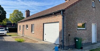 Leemans Immobili&euml;n vous propose ce charmant bungalow, id&eacute;alement situ&eacute; en centre-ville. Gr&acirc;ce &agrave; son emplacement privil&eacute;gi&eacute;, commerces, &eacute;coles, installations sportives, transports en commun et grands axes routiers sont facilement accessibles.
Ce lo
