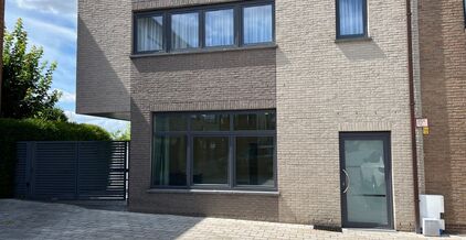 LEEMANS IMMOBILIEN a le plaisir de vous présenter cet immeuble commercial multifonctionnel situé dans la commune d'Asse. Grâce à son excellente localisation, cet espace commercial est très facilement accessible. Le parking devant l'immeuble est égal