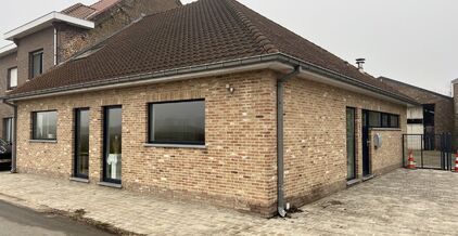 LEEMANS IMMOBILIËN vous propose l'espace professionnel suivant situé dans la commune d'Opwijk. 

L'immeuble était utilisé comme bureau (profession indépendante) mais peut aussi parfaitement servir par exemple de cabinet / activité indépendante à c