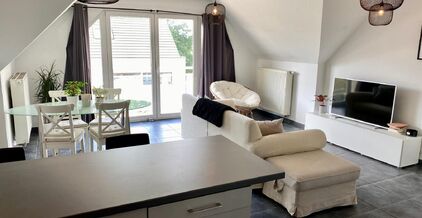 LEEMANS Immobiliën vous propose ce confortable appartement en duplex à Affligem/ Teralfene.
L'appartement fait partie d'une petite résidence (construite en 2008).
L'appartement a une surface habitable de 65 m² et est divisé comme suit ; un salon et s
