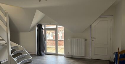 In een bijzonder complex (renovatieproject basisschool) bieden wij u dit gezellig duplex appartement aan bestaande uit: een bijzonder lichtrijke leefruimte met open keuken (volledig ge&iuml;nstalleerd) en aansluitend aan het ruim terras met zicht op de binnen