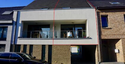 Leemans immobiliën biedt u dit duplex appartement te Denderleeuw met 2 slaapkamers en een bewoonbare oppervlakte van 118 m². Het appartement bevindt zich in een klein gebouw van amper 3 appartementen. Op het eerste verdiep treffen we na de inkomhal (met