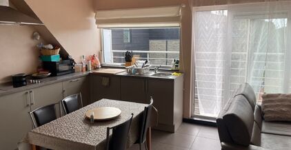 Leemans Immobili&euml;n biedt u dit charmante duplexappartement aan, gelegen op een uitstekende locatie in Wetteren. Op wandelafstand van het station en in de onmiddellijke nabijheid van belangrijke invalswegen, scholen, sportinfrastructuur, winkels en openba