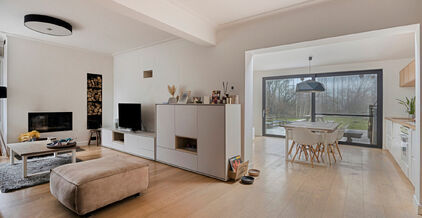 Leemans Immobili&euml;n stelt u deze prachtig gerenoveerde, halfopen en bijzonder gezellige woning voor, gelegen in het hart van Merchtem. Dankzij de uitstekende ligging bevinden winkels, openbaar vervoer, scholen, sportinfrastructuur en fiets- en wandelroute