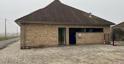LEEMANS IMMOBILIËN biedt U volgende handelsruimte aan gelegen in de gemeente Opwijk. 

Het pand werd voorheen gebruikt als kantoorruimte (zelfstandig beroep) maar kan tevens perfect dienen als bvb. praktijkruimte / vrij beroep mits de nodige aanpassingen