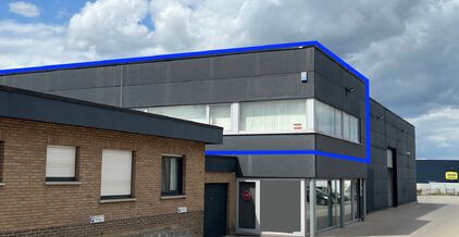 LEEMANS IMMOBILIËN stelt u graag deze multifunctionele kantoorruimte voor, gelegen in de industriezone van Merchtem. Dankzij zijn uitstekende ligging is deze ruimte bijzonder vlot en gemakkelijk bereikbaar, wat een belangrijke troef is voor zowel klanten