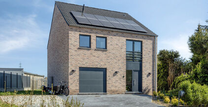 Leemans Immobili&euml;n vous propose cette maison exceptionnellement spacieuse et &eacute;co&eacute;nerg&eacute;tique, id&eacute;alement situ&eacute;e dans un quartier pris&eacute; de Merchtem. Cette maison familiale, pr&ecirc;te &agrave; emm&eacute;nager, allie confort, espace et excellente accessibilit&eacute;. L'e