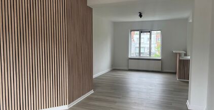LEEMANS IMMOBILIËN biedt u dit volledig gerenoveerd tweeslaapkamer appartement te huur aan op een rustige locatie in het centrum van Zellik. 

Dit betreft een tweeslaapkamer triplexappartement met een netto bewoonbare oppervlakte van maar liefst +- 120m