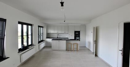 LEEMANS Immobili&euml;n biedt u een uniek nieuwbouw appartement in centrum Brussegem. Het appartement bevindt zich boven de plaatselijke beenhouwer.
Naast een ruime tuin met terras, biedt dit appartement ook 3 slaapkamers, een badkamer met ligbad, een douche 