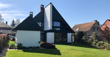 LEEMANS IMMOBILIEN biedt u deze ruime woning aan te Sint-Katherina-Lombeek. Door  de goede ligging zijn winkels, scholen, openbaar vervoer centrum en sportinfrastructuur zeer nabij.. De woning biedt 3 ruime slaapkamers en heeft een bruikbare oppervlakte v