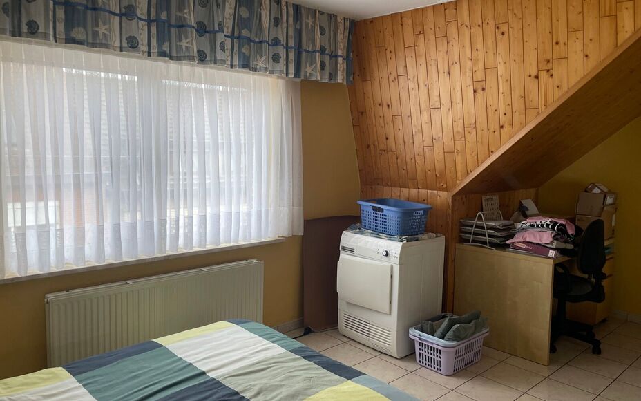 Leemans Real Estate vous propose cet appartement en plein cœur de Mollem. Sa situation centrale permet d'accéder facilement à toutes les commodités, notamment les commerces, les écoles, les installations sportives, les voies d'accès et les transport