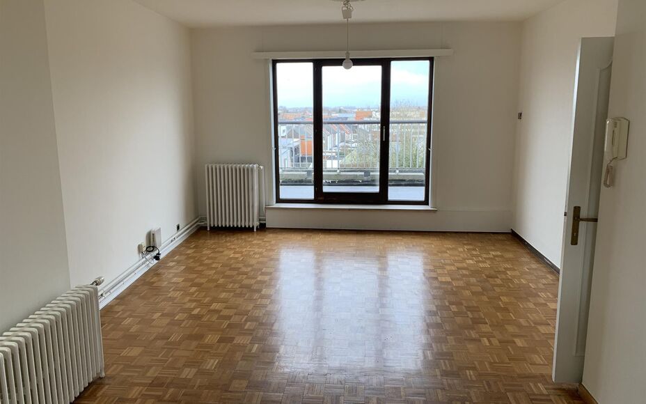 Leemans Real Estate vous propose ce charmant appartement en plein centre d'Alost. Sa situation centrale permet d'accéder facilement aux commerces, écoles, installations sportives et transports en commun. L'appartement comprend un spacieux hall d'entrée