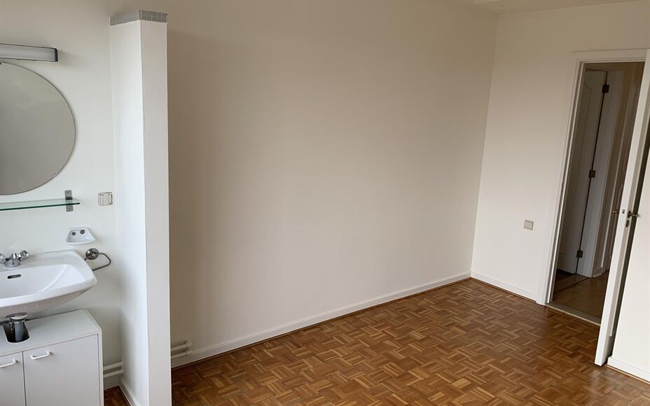 Leemans Real Estate vous propose ce charmant appartement en plein centre d'Alost. Sa situation centrale permet d'accéder facilement aux commerces, écoles, installations sportives et transports en commun. L'appartement comprend un spacieux hall d'entrée