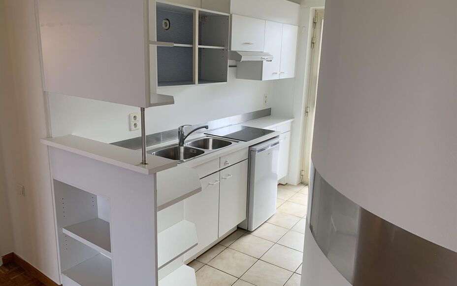 Leemans Real Estate vous propose ce charmant appartement en plein centre d'Alost. Sa situation centrale permet d'accéder facilement aux commerces, écoles, installations sportives et transports en commun. L'appartement comprend un spacieux hall d'entrée