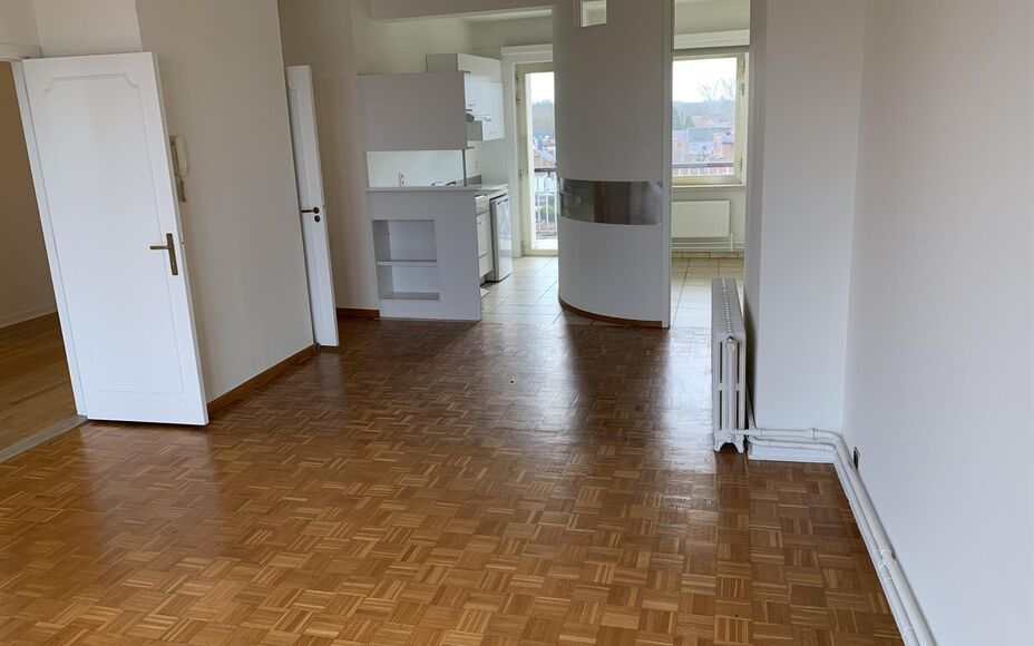 Leemans Real Estate vous propose ce charmant appartement en plein centre d'Alost. Sa situation centrale permet d'accéder facilement aux commerces, écoles, installations sportives et transports en commun. L'appartement comprend un spacieux hall d'entrée