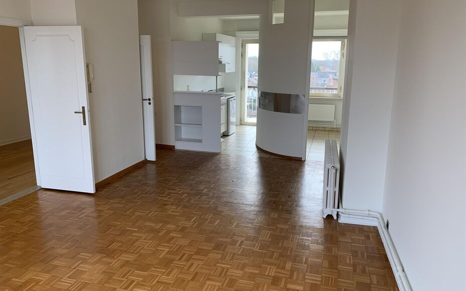 Leemans Real Estate vous propose ce charmant appartement en plein centre d'Alost. Sa situation centrale permet d'accéder facilement aux commerces, écoles, installations sportives et transports en commun. L'appartement comprend un spacieux hall d'entrée