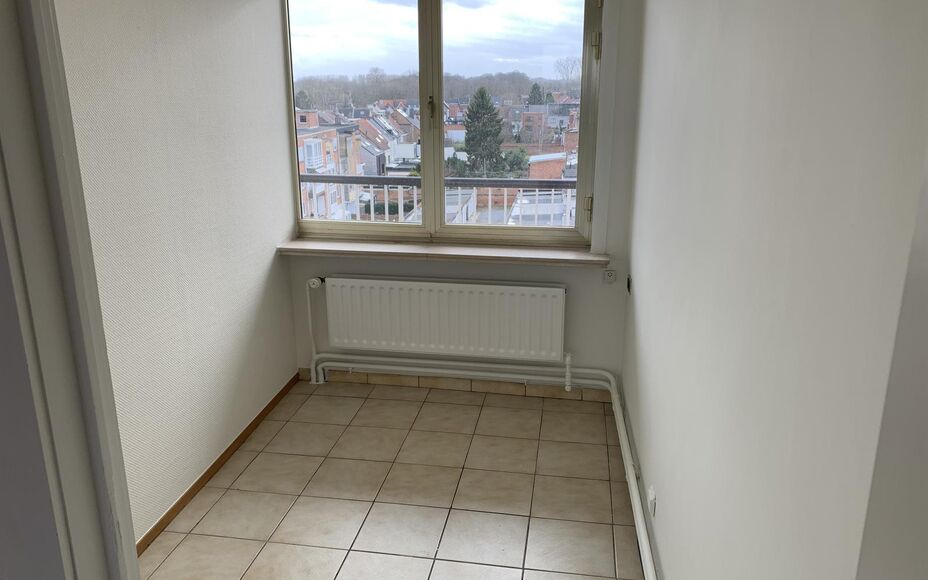 Leemans Real Estate vous propose ce charmant appartement en plein centre d'Alost. Sa situation centrale permet d'accéder facilement aux commerces, écoles, installations sportives et transports en commun. L'appartement comprend un spacieux hall d'entrée