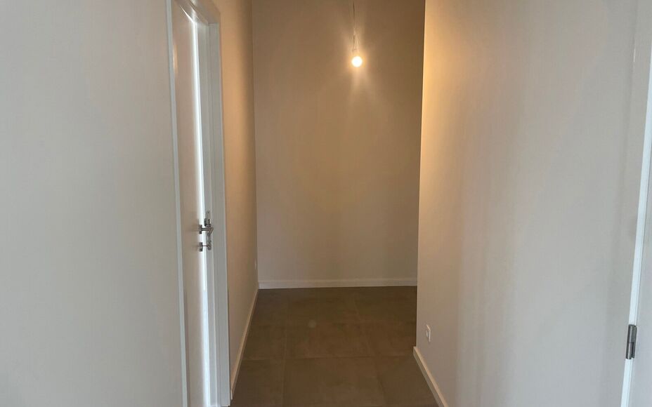 Leemans Immobiliën vous présente cet appartement neuf exceptionnellement écoénergétique, idéalement situé au cœur du centre animé d'Alost. Grâce à sa situation centrale optimale, commerces, hôpital, installations sportives, écoles et transpor