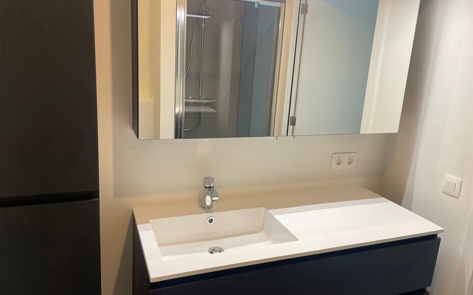 Leemans Immobiliën vous présente cet appartement neuf exceptionnellement écoénergétique, idéalement situé au cœur du centre animé d'Alost. Grâce à sa situation centrale optimale, commerces, hôpital, installations sportives, écoles et transpor