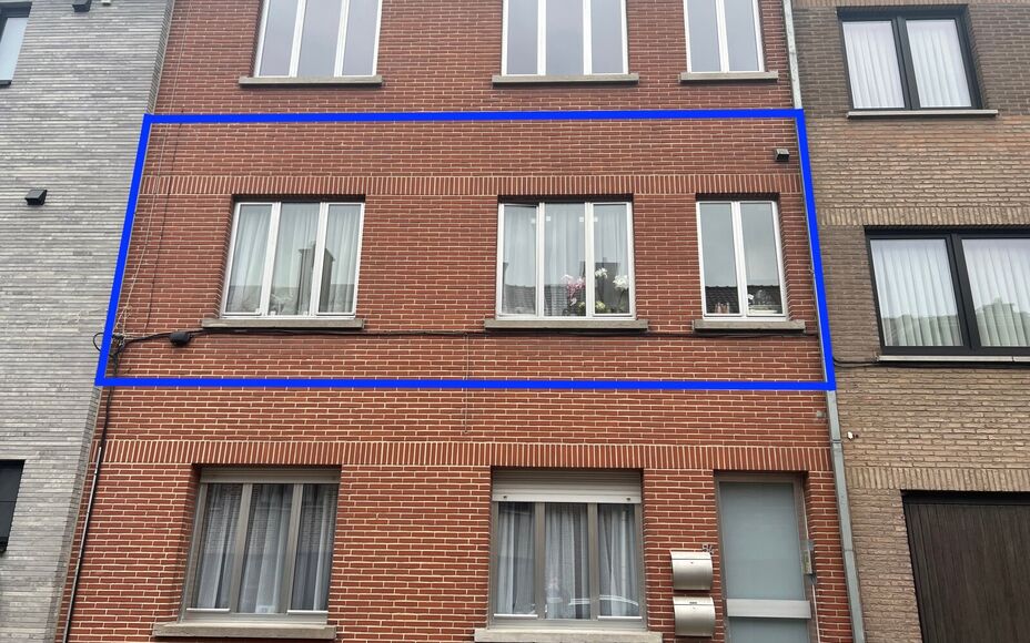 LEEMANS IMMOBILIËN propose à la location cet appartement d'une chambre entièrement rénové dans un endroit calme du centre de Zellik.

Il s'agit d'un appartement au premier étage d'un petit immeuble de trois unités.

Vous entrez dans l'appartement p