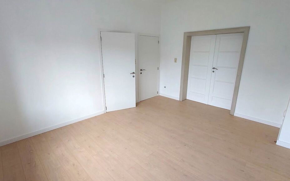 LEEMANS IMMOBILIËN propose à la location cet appartement d'une chambre entièrement rénové dans un endroit calme du centre de Zellik.

Il s'agit d'un appartement au premier étage d'un petit immeuble de trois unités.

Vous entrez dans l'appartement p