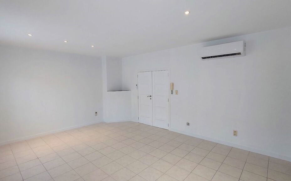 LEEMANS IMMOBILIËN propose à la location cet appartement d'une chambre entièrement rénové dans un endroit calme du centre de Zellik.

Il s'agit d'un appartement au premier étage d'un petit immeuble de trois unités.

Vous entrez dans l'appartement p
