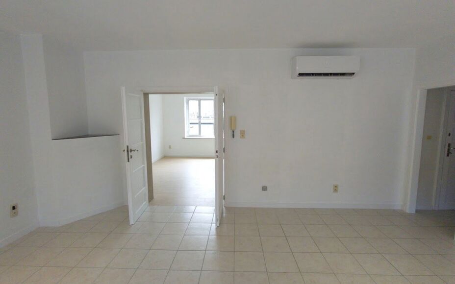 LEEMANS IMMOBILIËN propose à la location cet appartement d'une chambre entièrement rénové dans un endroit calme du centre de Zellik.

Il s'agit d'un appartement au premier étage d'un petit immeuble de trois unités.

Vous entrez dans l'appartement p