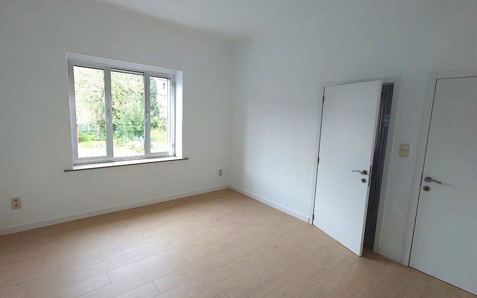LEEMANS IMMOBILIËN propose à la location cet appartement d'une chambre entièrement rénové dans un endroit calme du centre de Zellik.

Il s'agit d'un appartement au premier étage d'un petit immeuble de trois unités.

Vous entrez dans l'appartement p