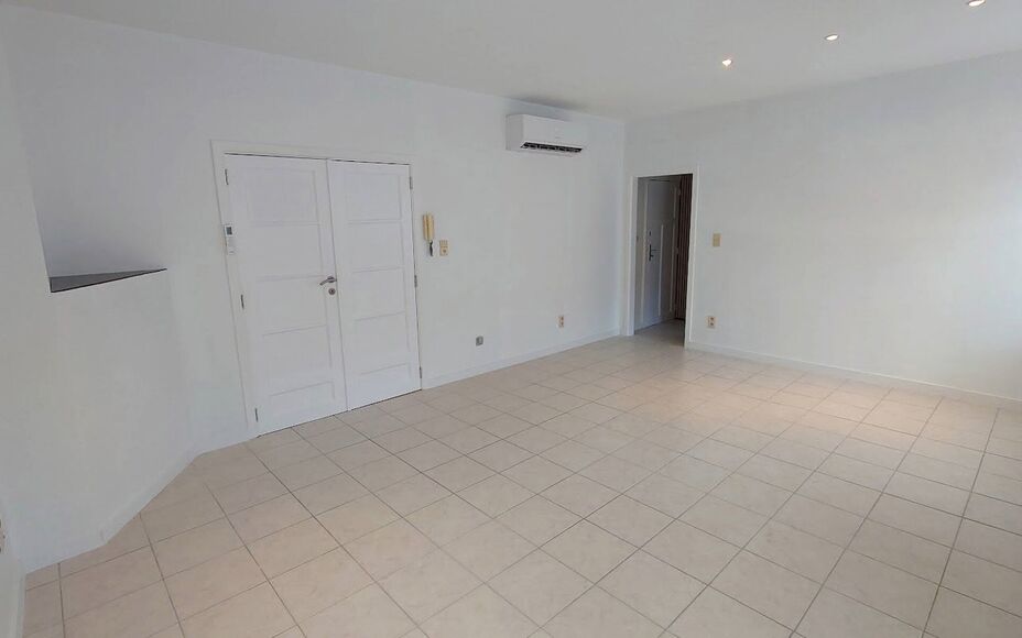LEEMANS IMMOBILIËN propose à la location cet appartement d'une chambre entièrement rénové dans un endroit calme du centre de Zellik.

Il s'agit d'un appartement au premier étage d'un petit immeuble de trois unités.

Vous entrez dans l'appartement p