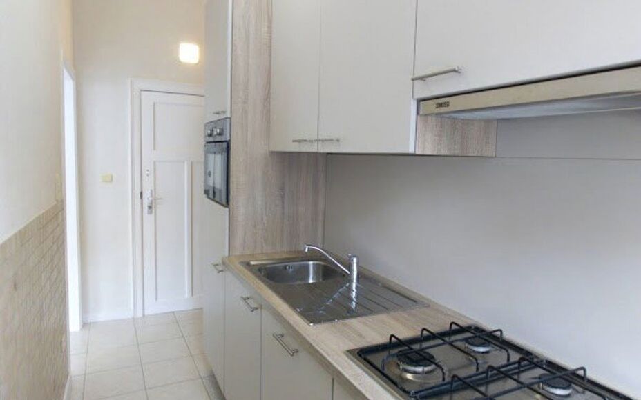 LEEMANS IMMOBILIËN propose à la location cet appartement d'une chambre entièrement rénové dans un endroit calme du centre de Zellik.

Il s'agit d'un appartement au premier étage d'un petit immeuble de trois unités.

Vous entrez dans l'appartement p