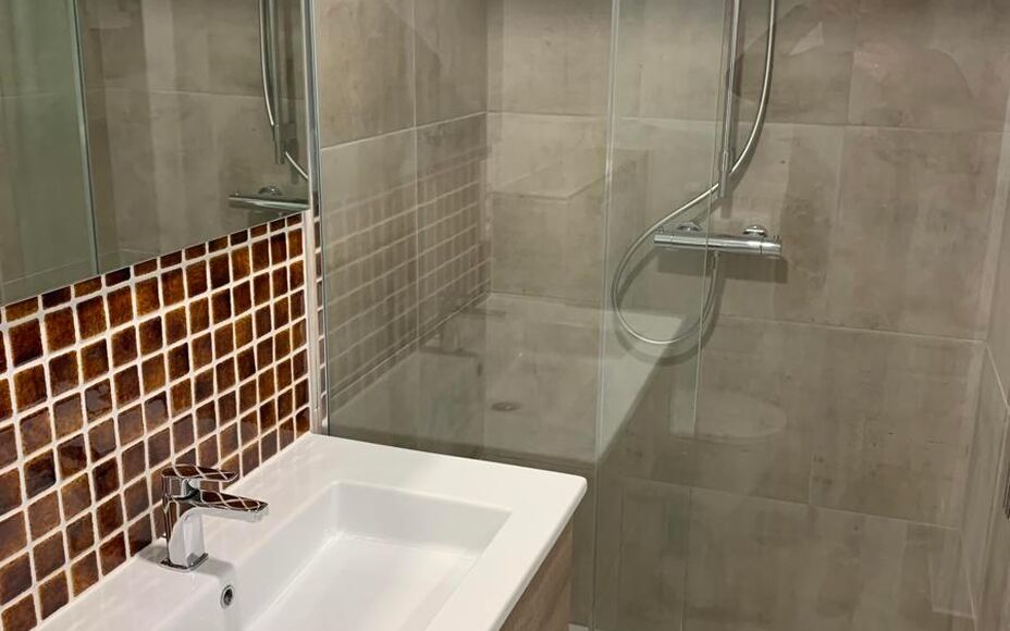 LEEMANS immobiliën vous propose cet appartement moderne de nouvelle construction. A louer à TOP LOCATION au centre d'Asse.

Vous cherchez un appartement très confortable à distance de marche de l'église (50m), du marché (250m) avec ses cafés et res