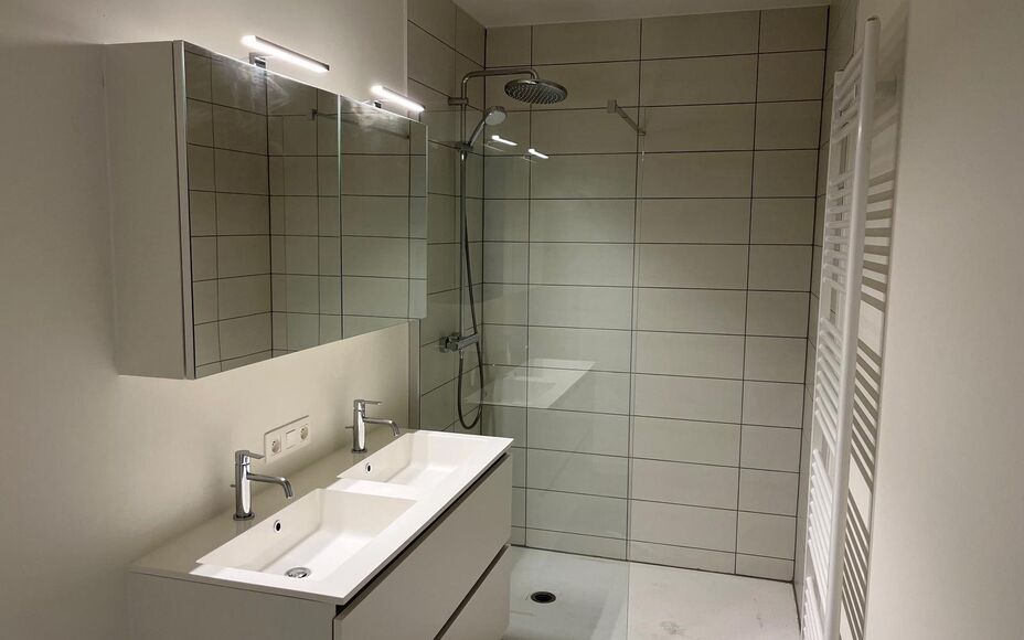 LEEMANS immobiliën propose à la location l'appartement suivant, nouvellement construit, situé à dans le centre d'Asse / côté Gildehof.

Vous cherchez un appartement spacieux et agréable à quelques pas de l'église (50m), du marché (250m), des caf