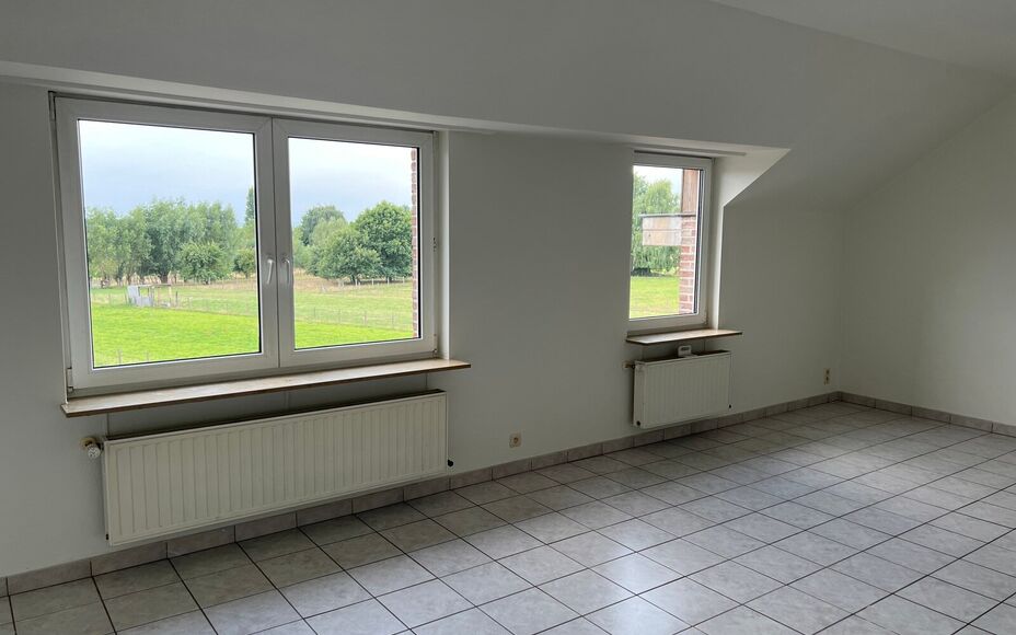 LEEMANS IMMOBILIËN vous propose à la location cet appartement de trois chambres à coucher dans un petit immeuble résidentiel de trois unités d'habitation à Asse.

Il s'agit d'un appartement avec une surface habitable nette de pas moins de +- 130m² 