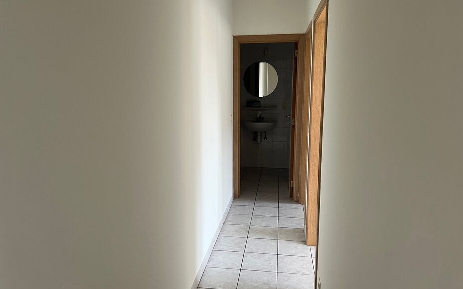LEEMANS IMMOBILIËN vous propose à la location cet appartement de trois chambres à coucher dans un petit immeuble résidentiel de trois unités d'habitation à Asse.

Il s'agit d'un appartement avec une surface habitable nette de pas moins de +- 130m² 