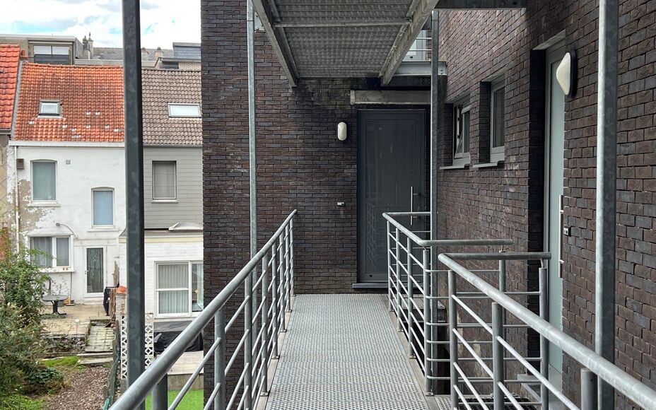 LEEMANS IMMOBILIËN propose à la location un appartement de deux chambres prêt à emménager, situé dans un emplacement supérieur au centre d'Asse.

Vous cherchez un appartement très agréable à quelques pas du marché d'Asse et de ses rues commerç