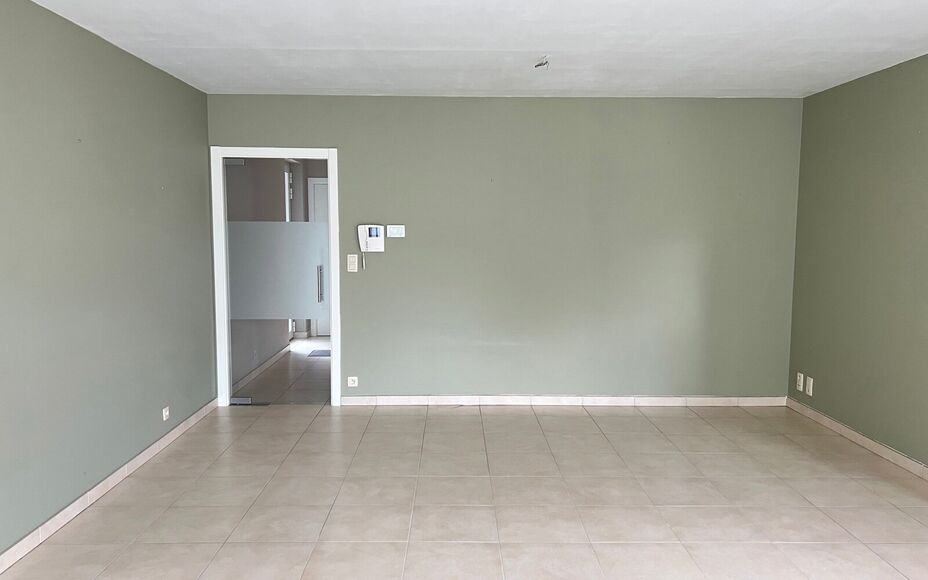 LEEMANS IMMOBILIËN propose à la location un appartement de deux chambres prêt à emménager, situé dans un emplacement supérieur au centre d'Asse.

Vous cherchez un appartement très agréable à quelques pas du marché d'Asse et de ses rues commerç