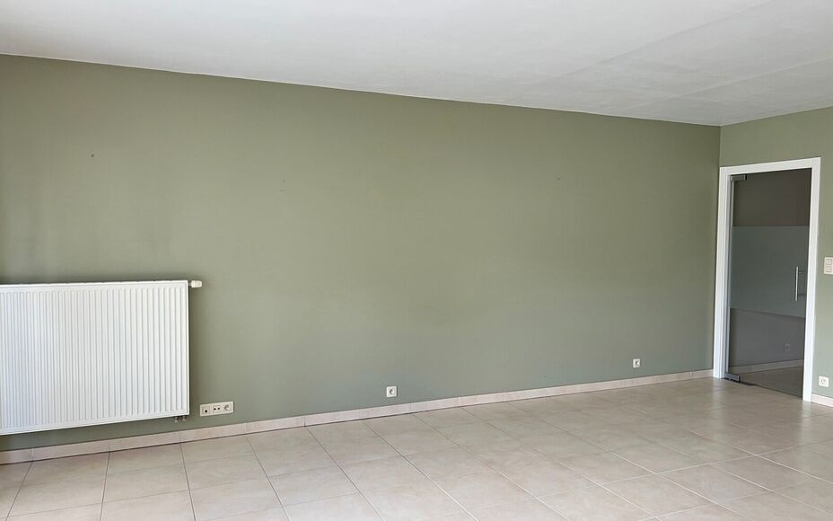 LEEMANS IMMOBILIËN propose à la location un appartement de deux chambres prêt à emménager, situé dans un emplacement supérieur au centre d'Asse.

Vous cherchez un appartement très agréable à quelques pas du marché d'Asse et de ses rues commerç